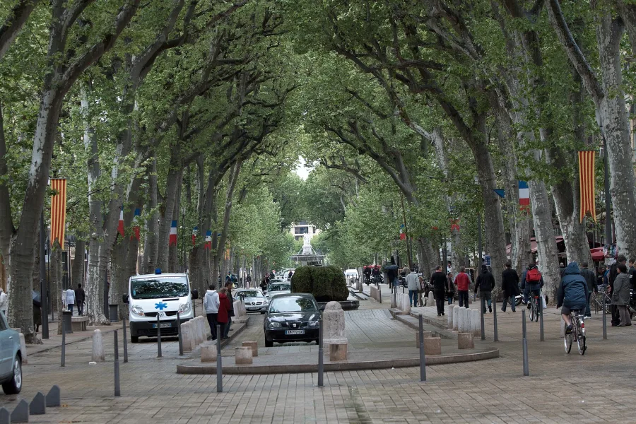Le cours Mirabeau à Aix-en-Provence, Bouches-du-Rhône