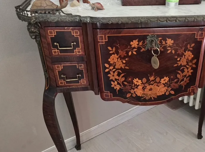 Console de style Louis XV en marqueterie florale, plateau de marbre