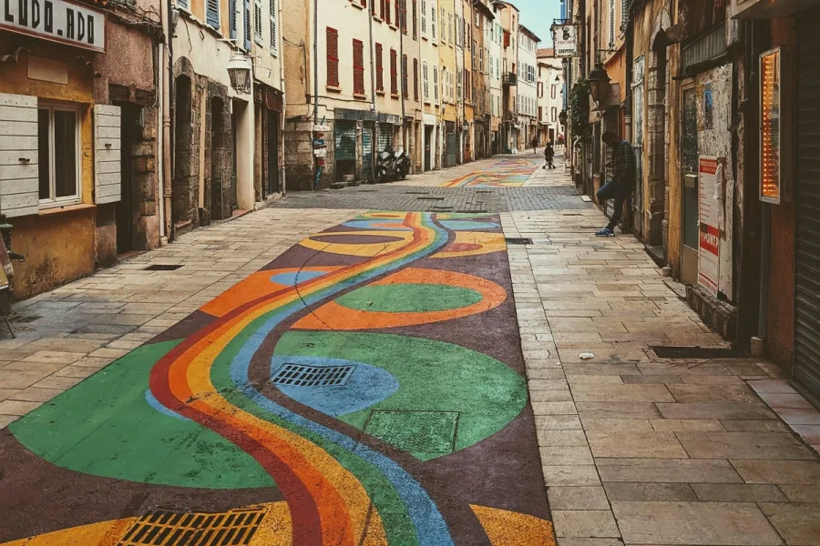 Rue peinte du centre ancien de Draguignan, Var