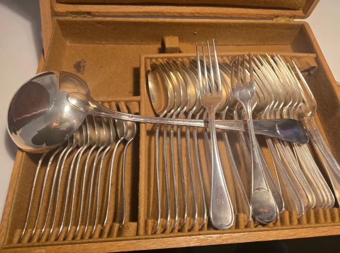 Ménagère en argenterie dans son coffret, louche et couverts