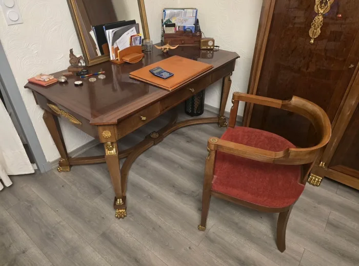 Bureau plat de style Empire à bronzes dorés et fauteuil gondole