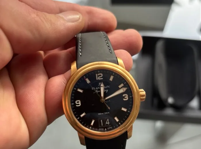 Montre-bracelet en or rose sur bracelet de cuir