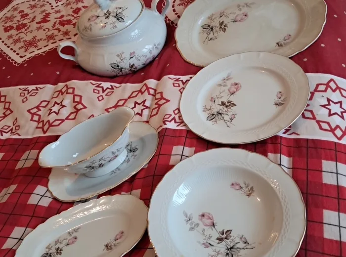 Service de table en porcelaine à décor de roses, soupière et saucière