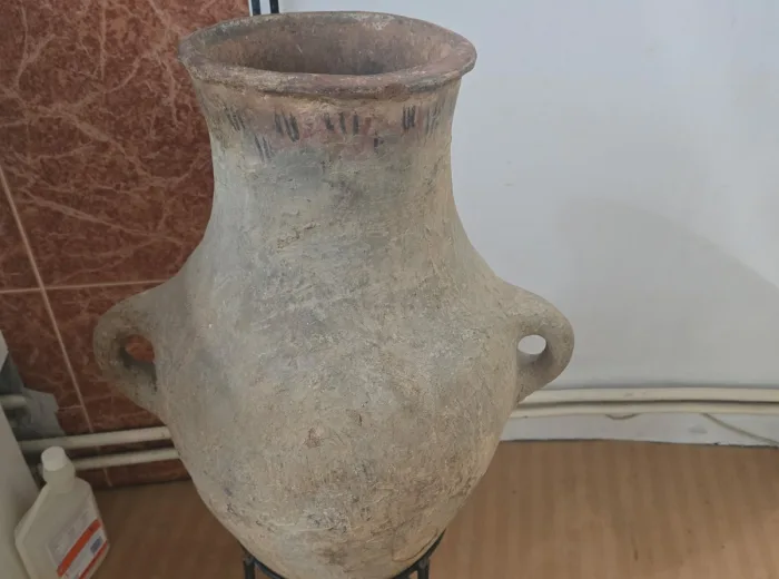 Vase ancien en terre cuite à deux anses